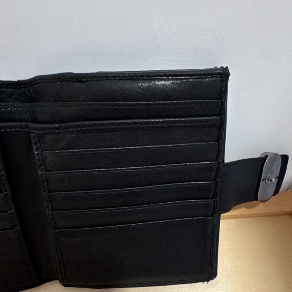 Gucci Black Snap Wallet w/ Logo Hardware, Coin Pocket & Credit Card Slots - Picture 5 of 16